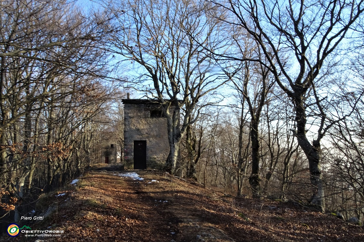 79  Sul sent. 571 DOL passaggio ad un casello nel bosco.JPG